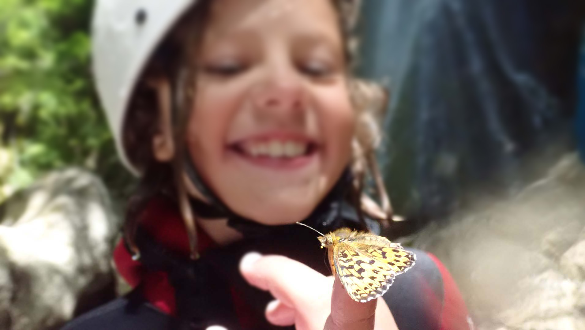 La fille au papillon dans le canyon de Montmin Canyoning famille Annecy