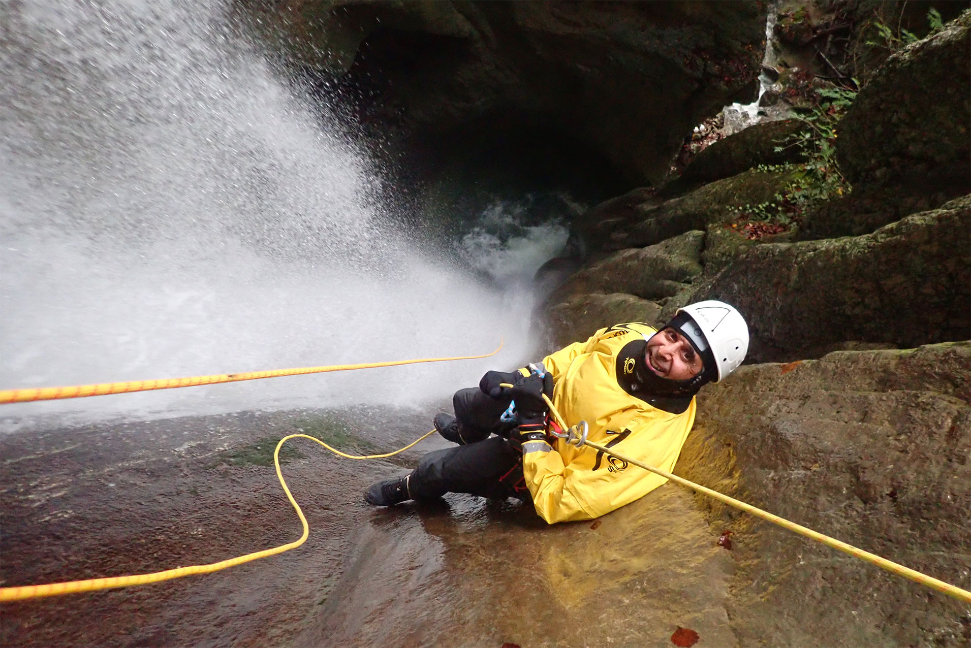 cascade d’angon en hiver canyoning hivernal au la d'annecy